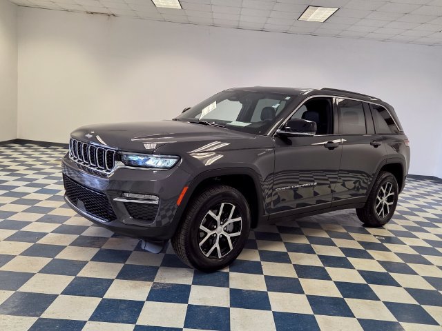 Used 2025 Jeep Grand Cherokee Limited RWD image 3