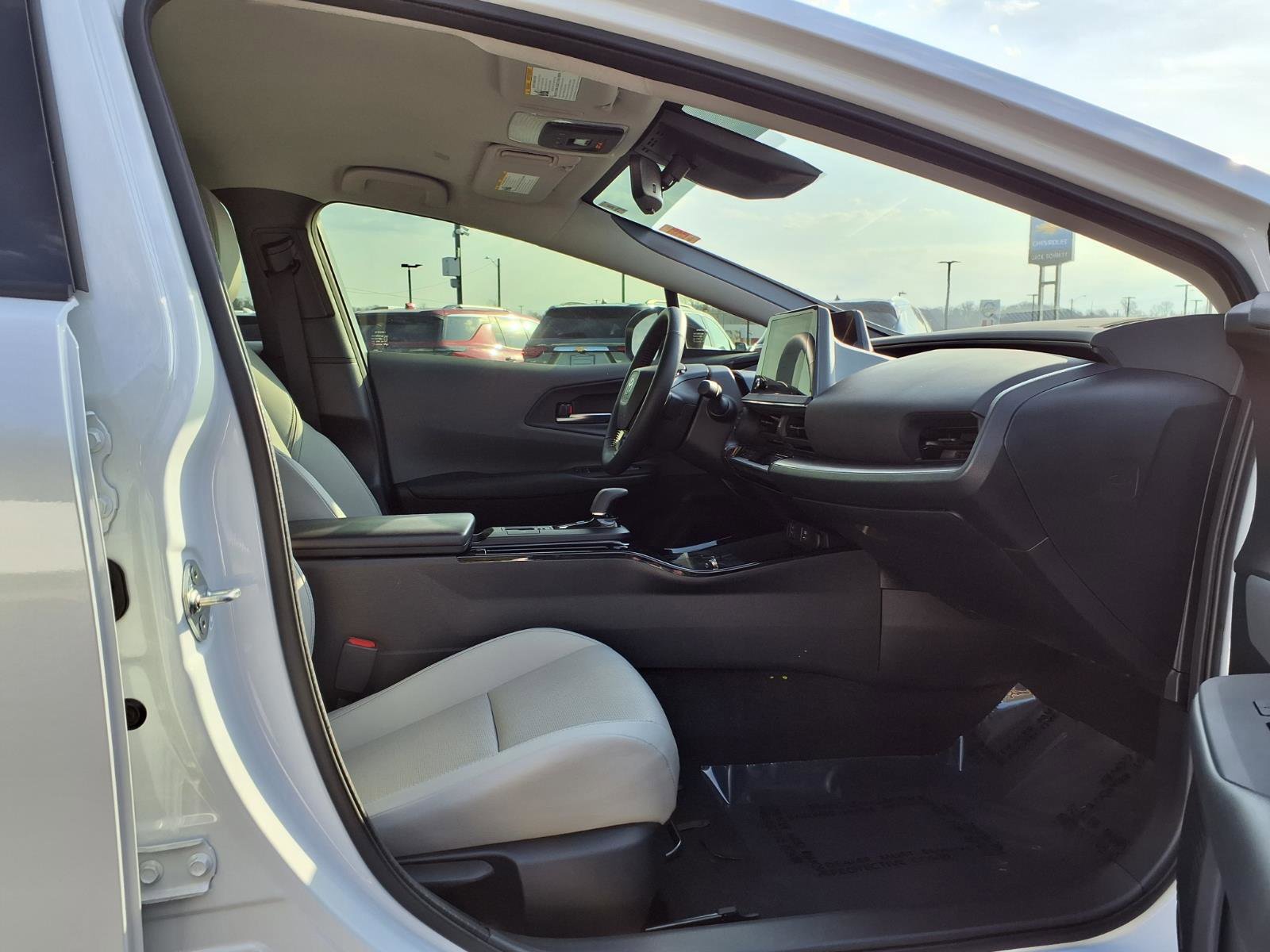 Used 2025 Toyota Prius XLE FWD image 27