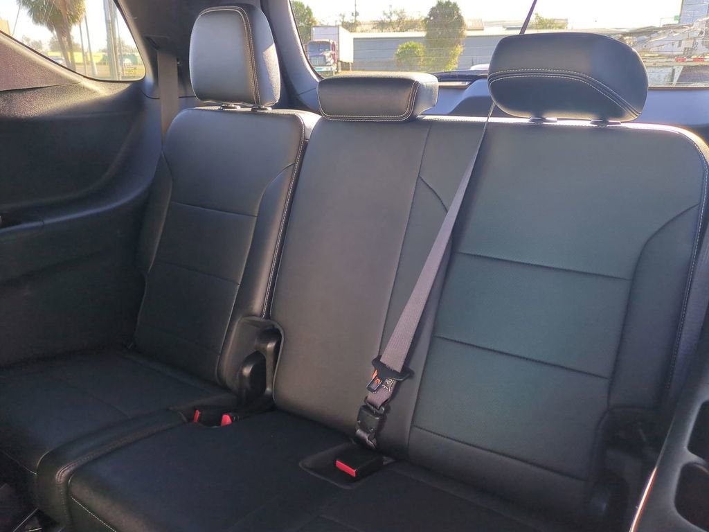 Used 2025 Chevrolet Traverse LT image 16