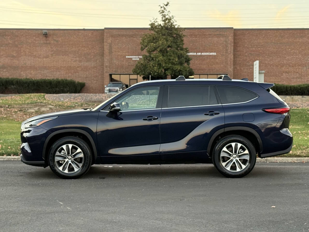 Used 2021 Toyota Highlander XLE FWD image 6
