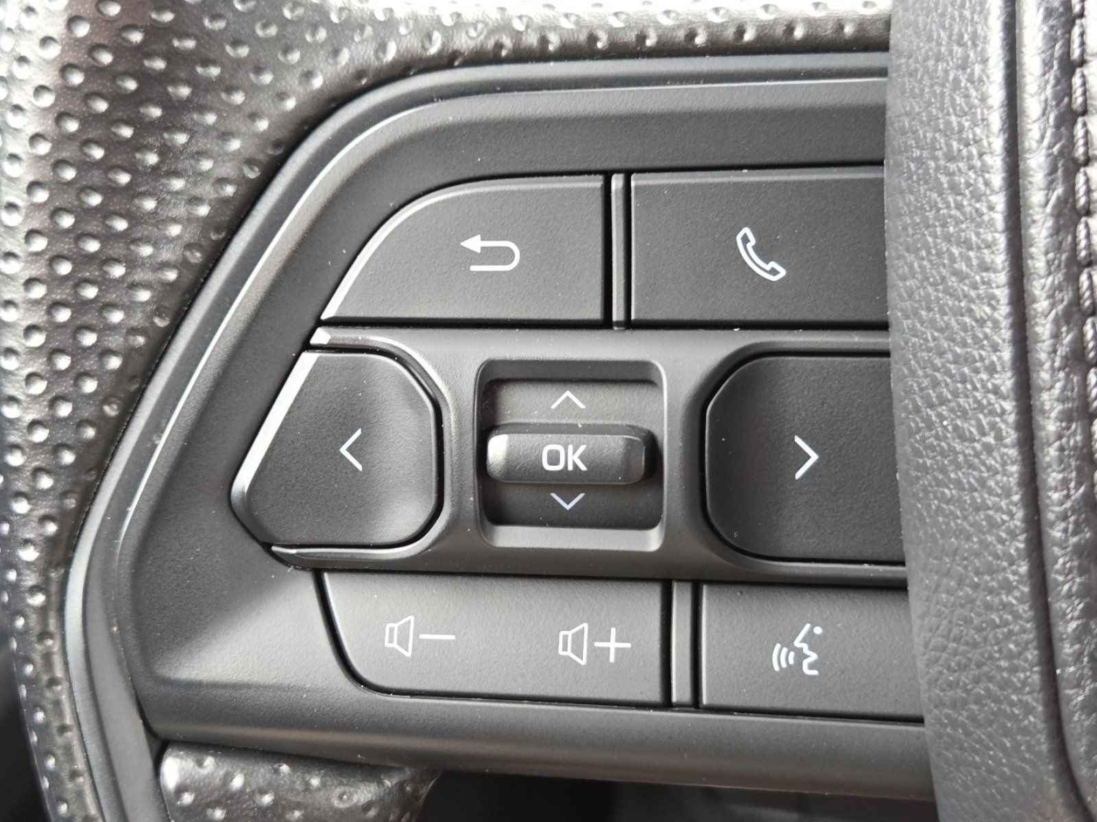 Used 2025 Toyota Tacoma SR5 AWD/4WD image 11