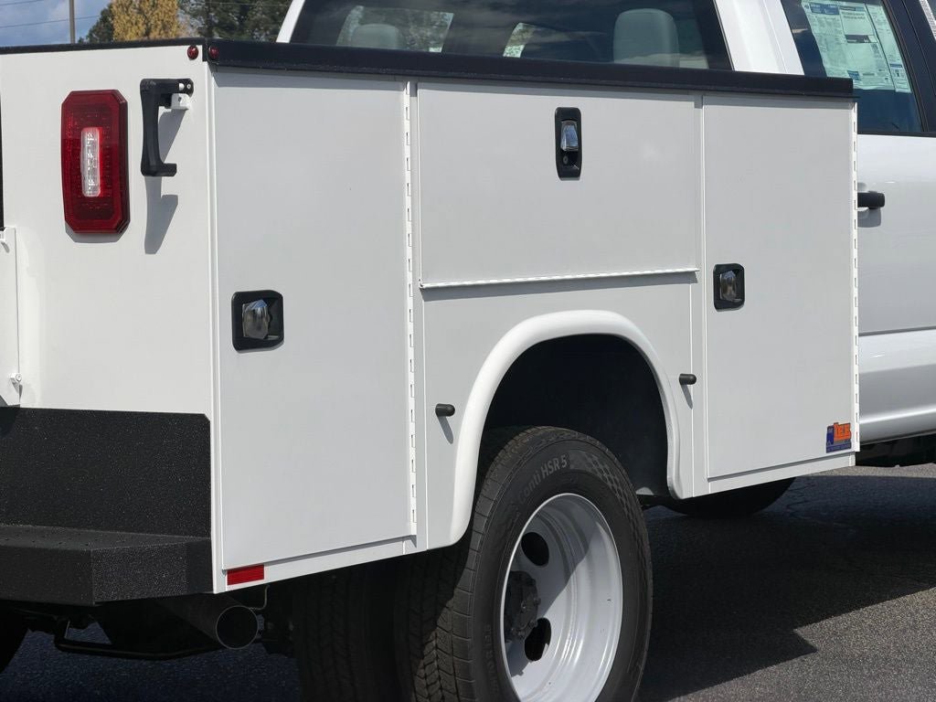 New 2026 Ford F550 4x4 Crew Cab image 4