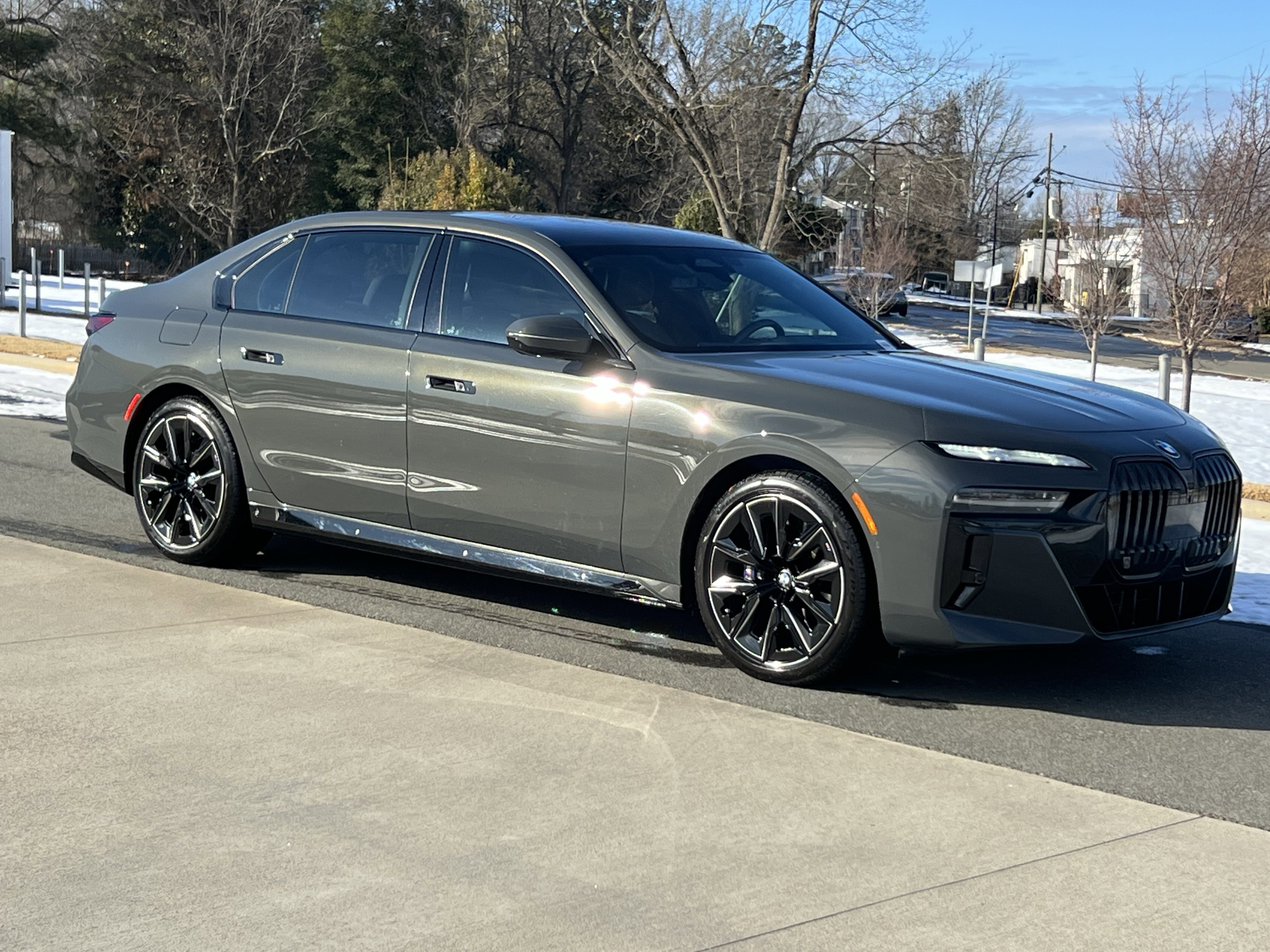 Used 2023 BMW 740i w/ Executive Package image 2