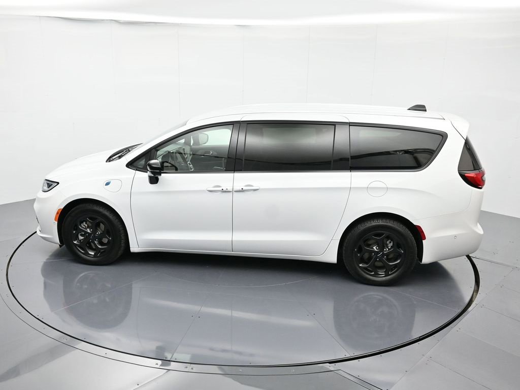 Used 2024 Chrysler Pacifica Select image 37