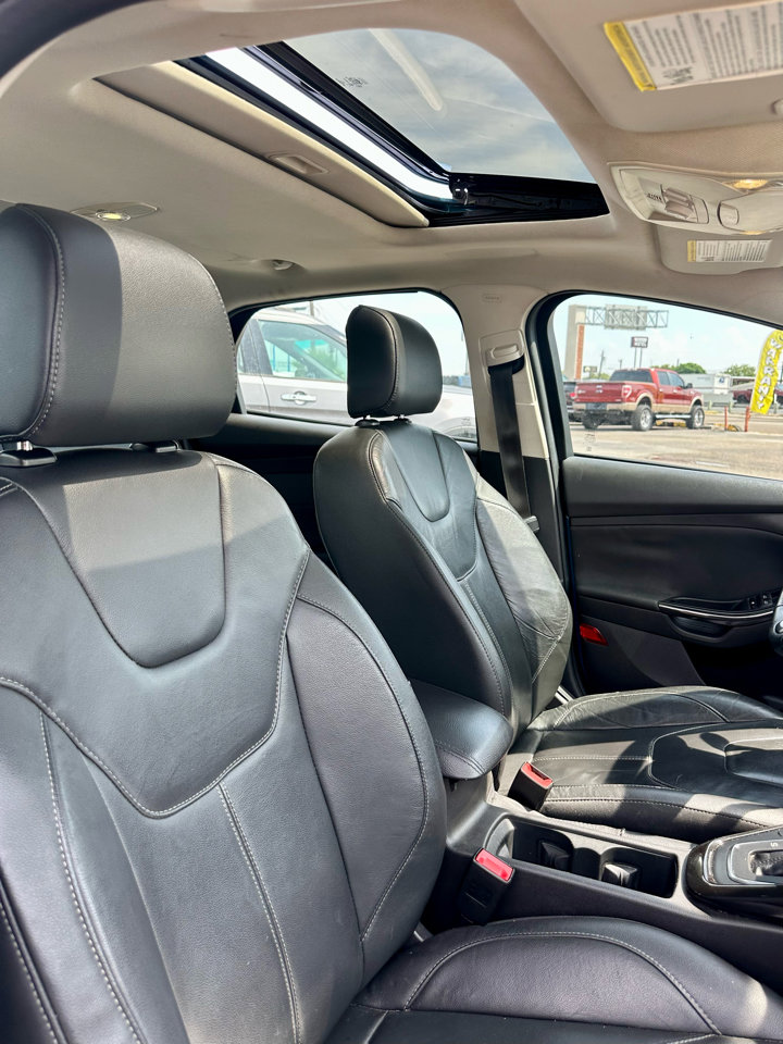 Used 2016 Ford Focus Titanium w/ Titanium Technology Package image 4