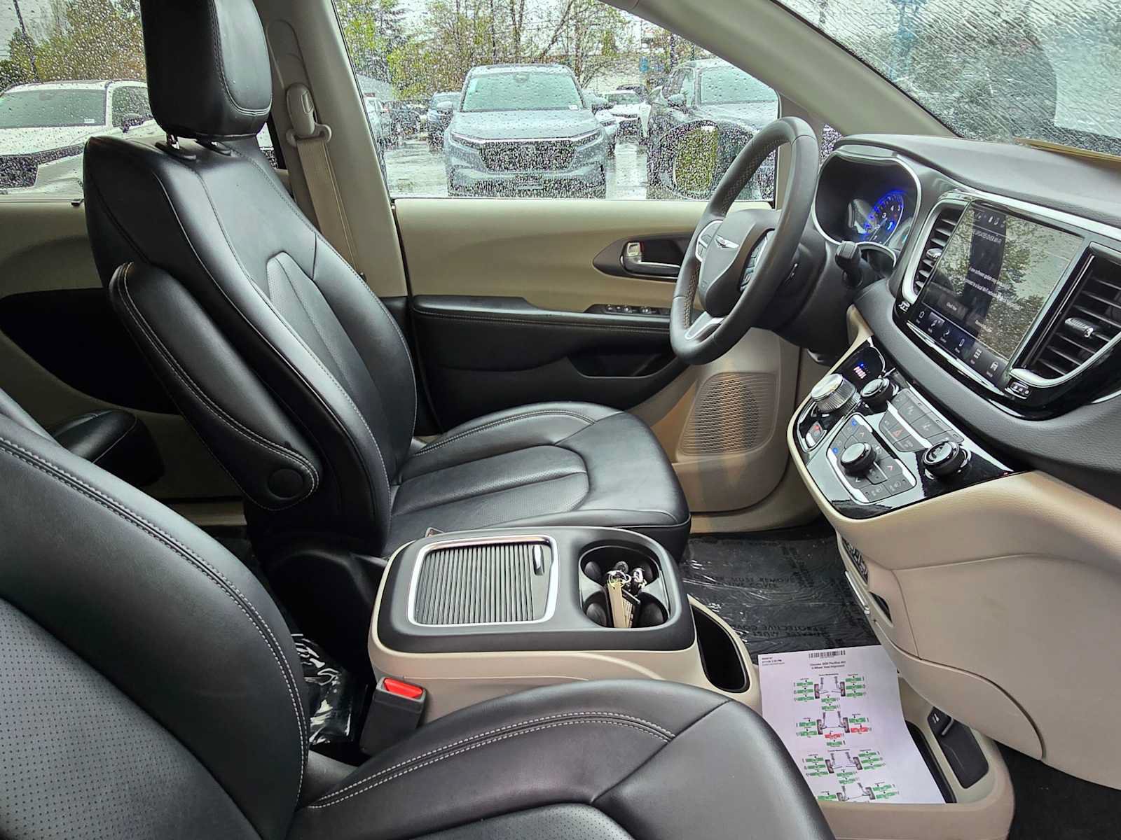 Used 2024 Chrysler Pacifica Touring-L FWD image 10