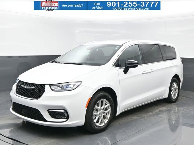 Used 2025 Chrysler Pacifica Select