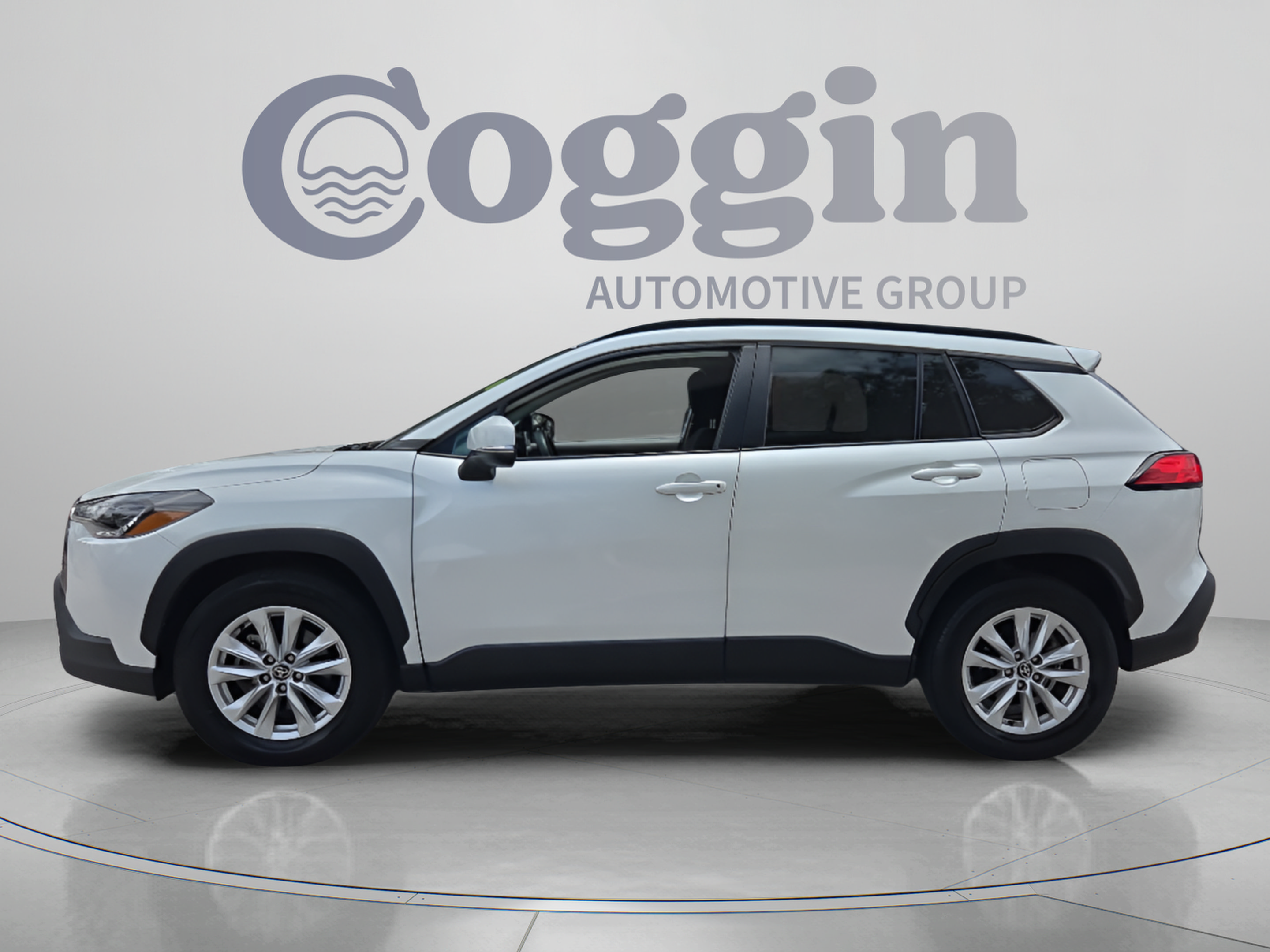 Used 2023 Toyota Corolla Cross LE AWD/4WD image 2
