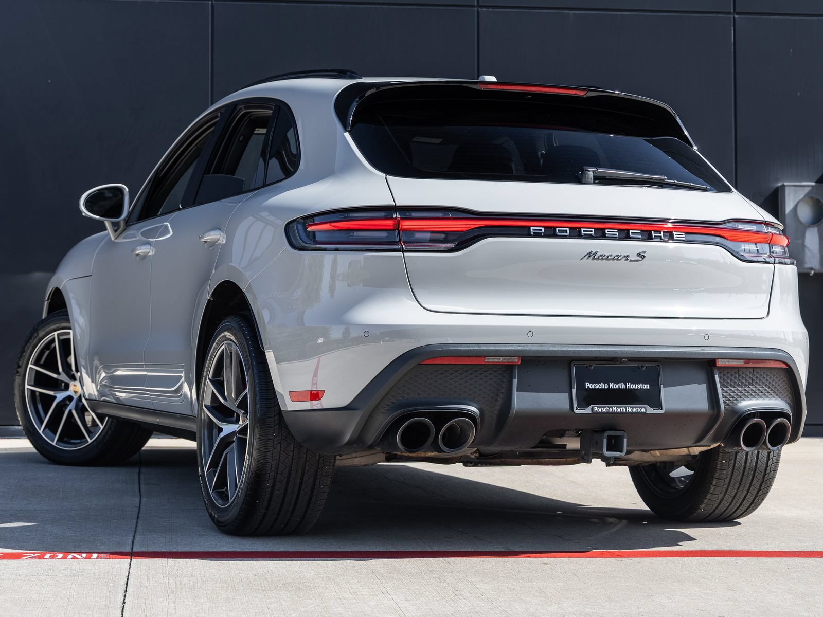 Certified 2024 Porsche Macan S AWD/4WD image 3