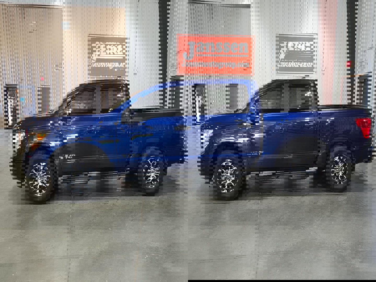 Used 2023 Nissan Titan SV w/ SV Convenience Package image 2