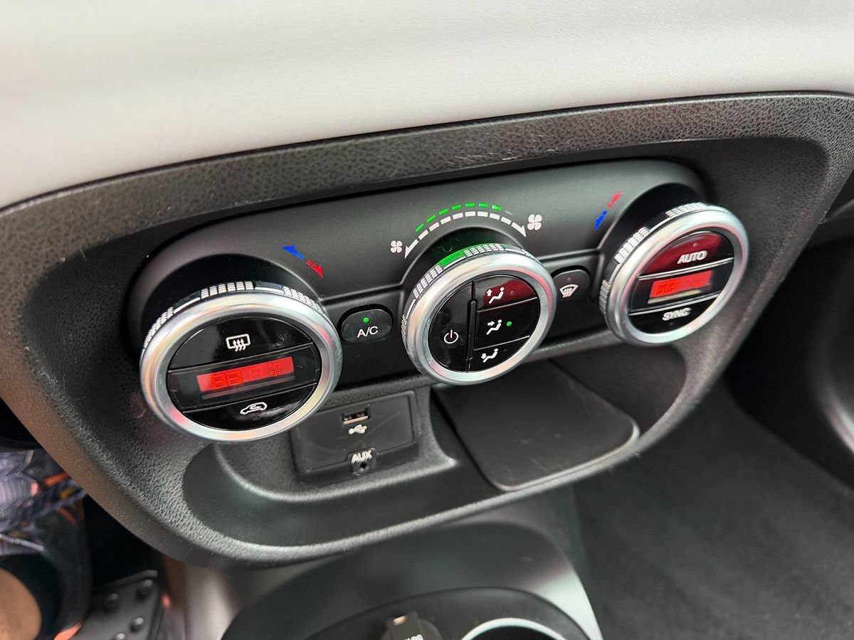 Used 2014 FIAT 500L Easy FWD image 16