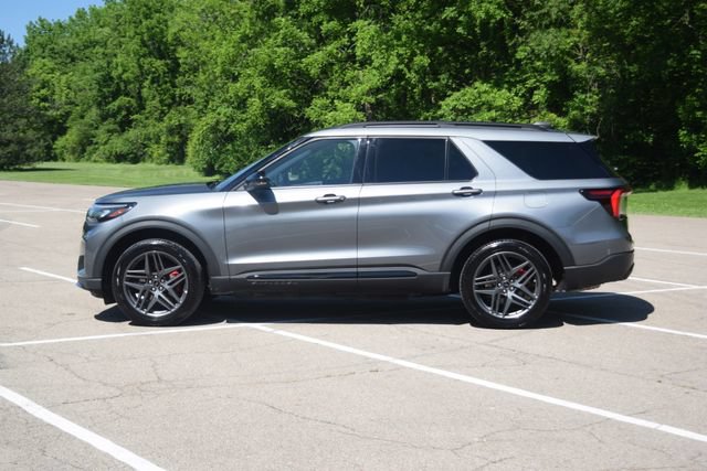 Used 2025 Ford Explorer ST-Line w/ ST-Line Street Pack AWD/4WD image 23