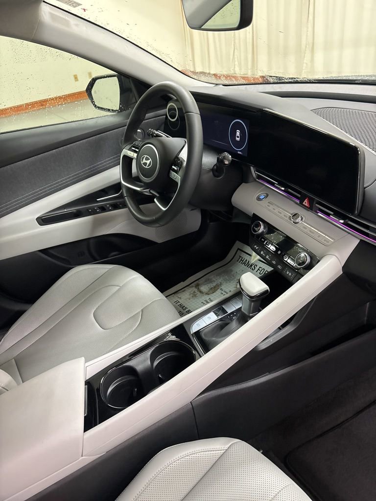 Used 2025 Hyundai Elantra Limited image 27