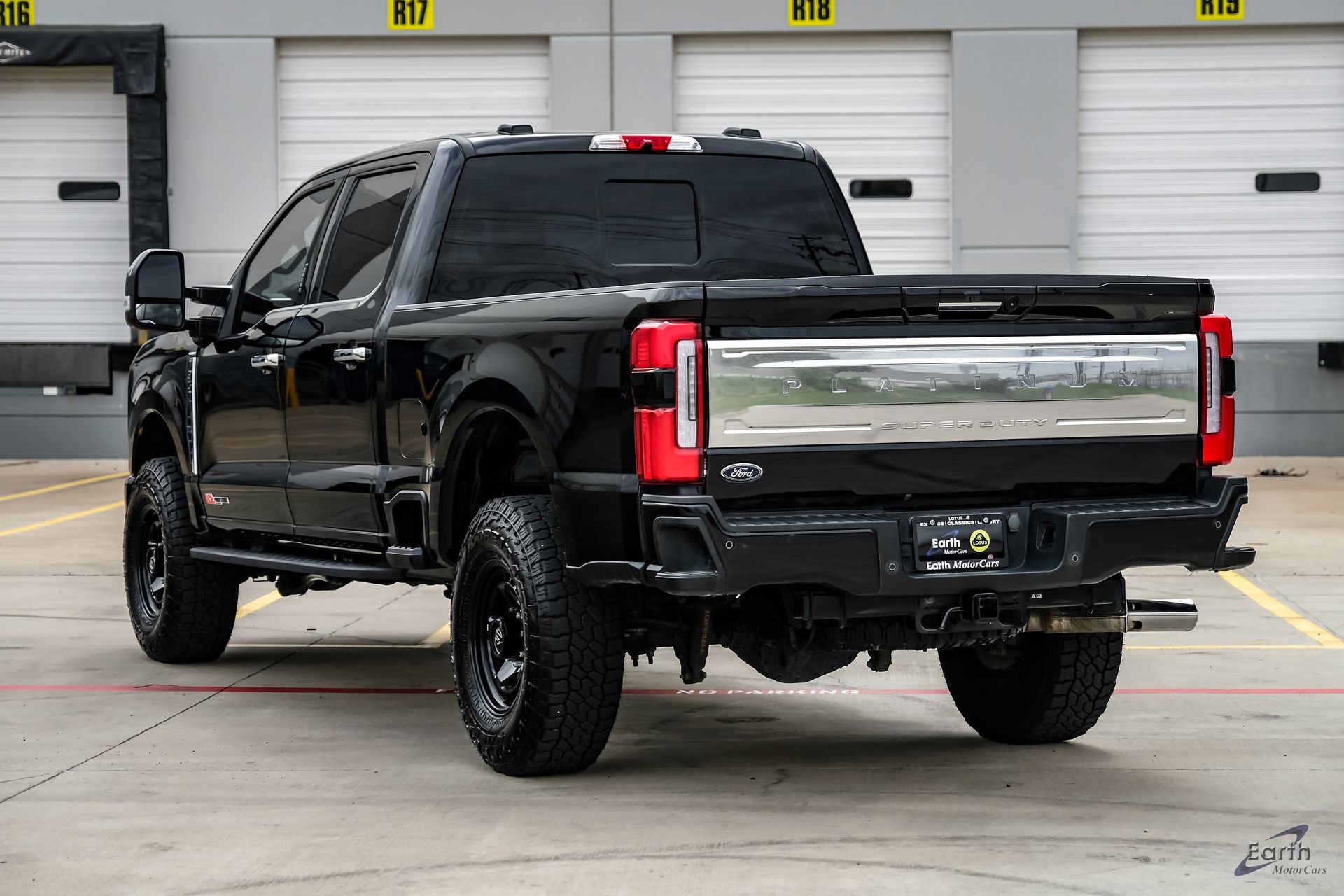 Used 2024 Ford F350 Platinum w/ Tremor Off-Road Package AWD/4WD image 11