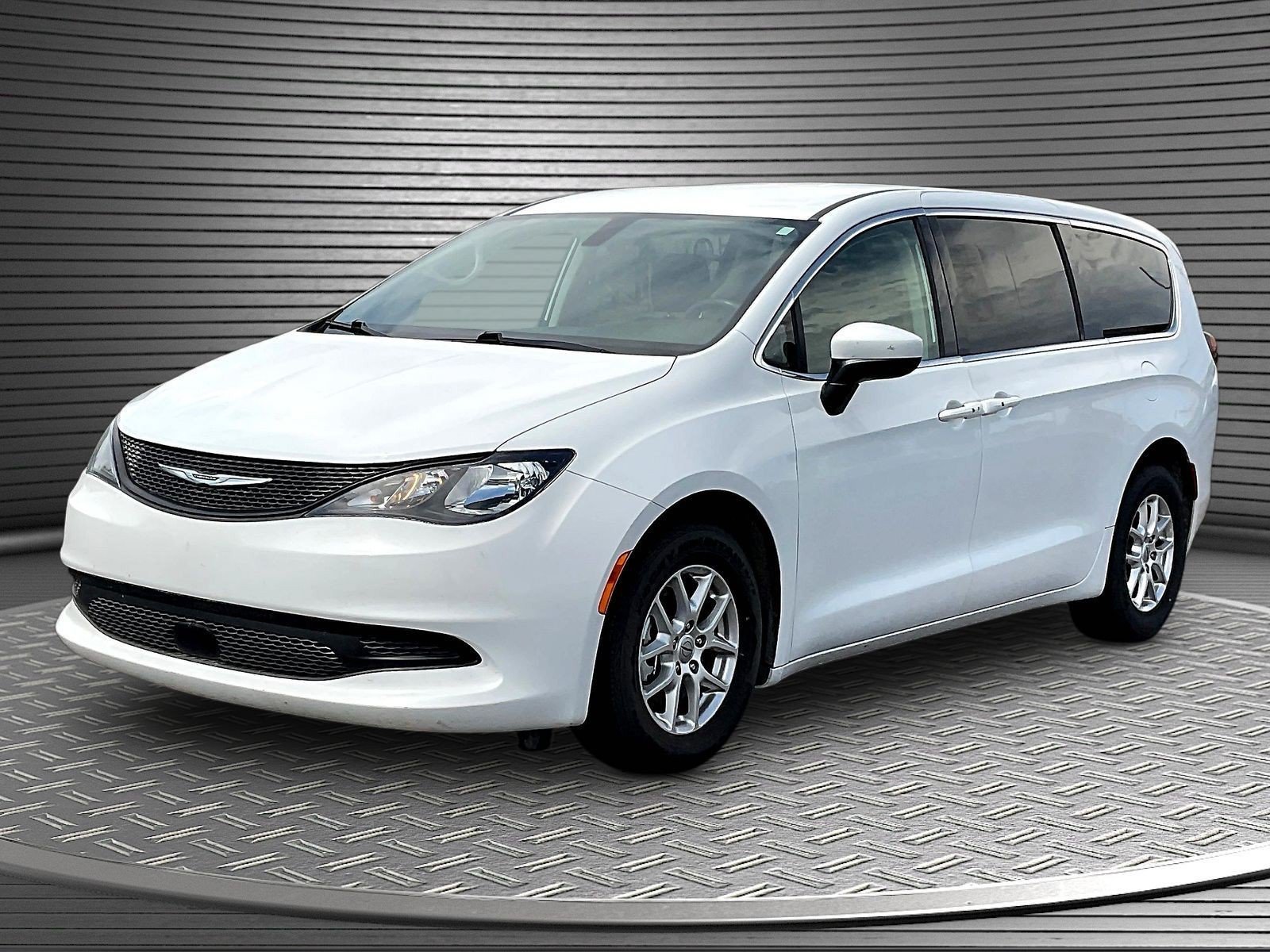 Used 2022 Chrysler Voyager LX FWD image 3