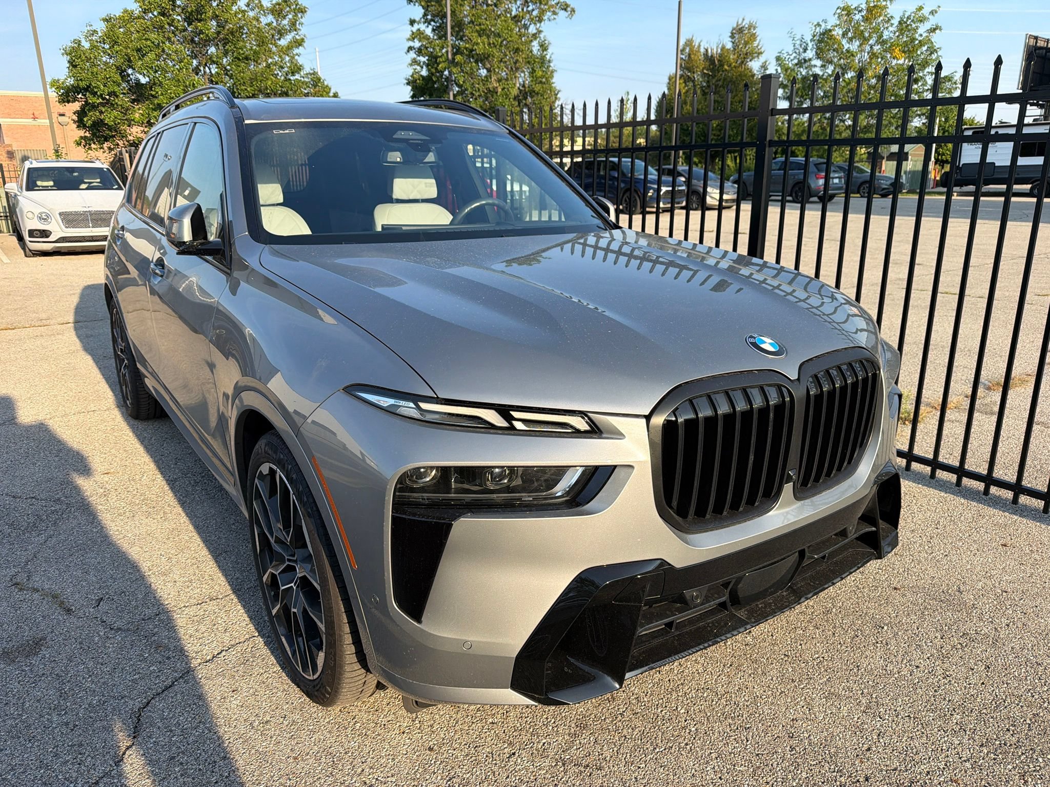 Used 2025 BMW X7 xDrive40i w/ M Sport Package AWD/4WD image 3