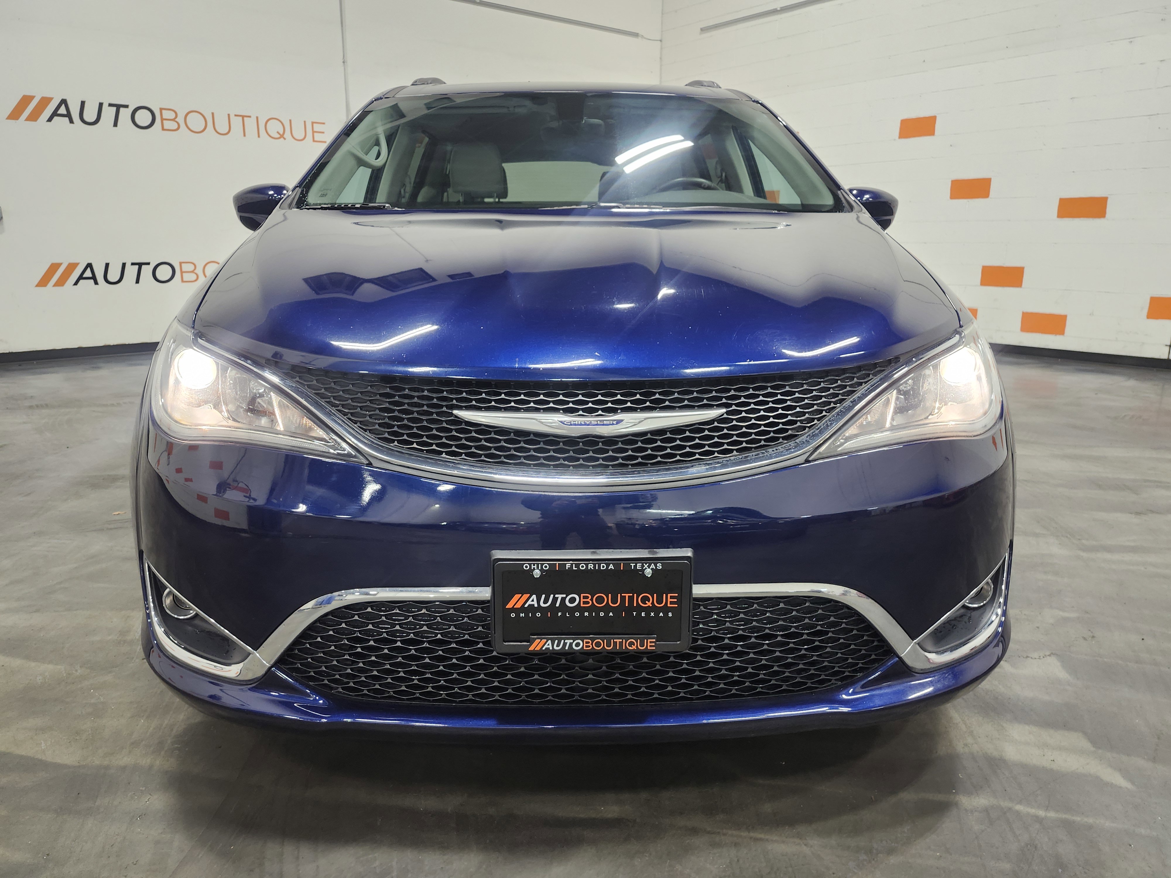 Used 2017 Chrysler Pacifica Touring-L w/ Tire & Wheel Group image 12