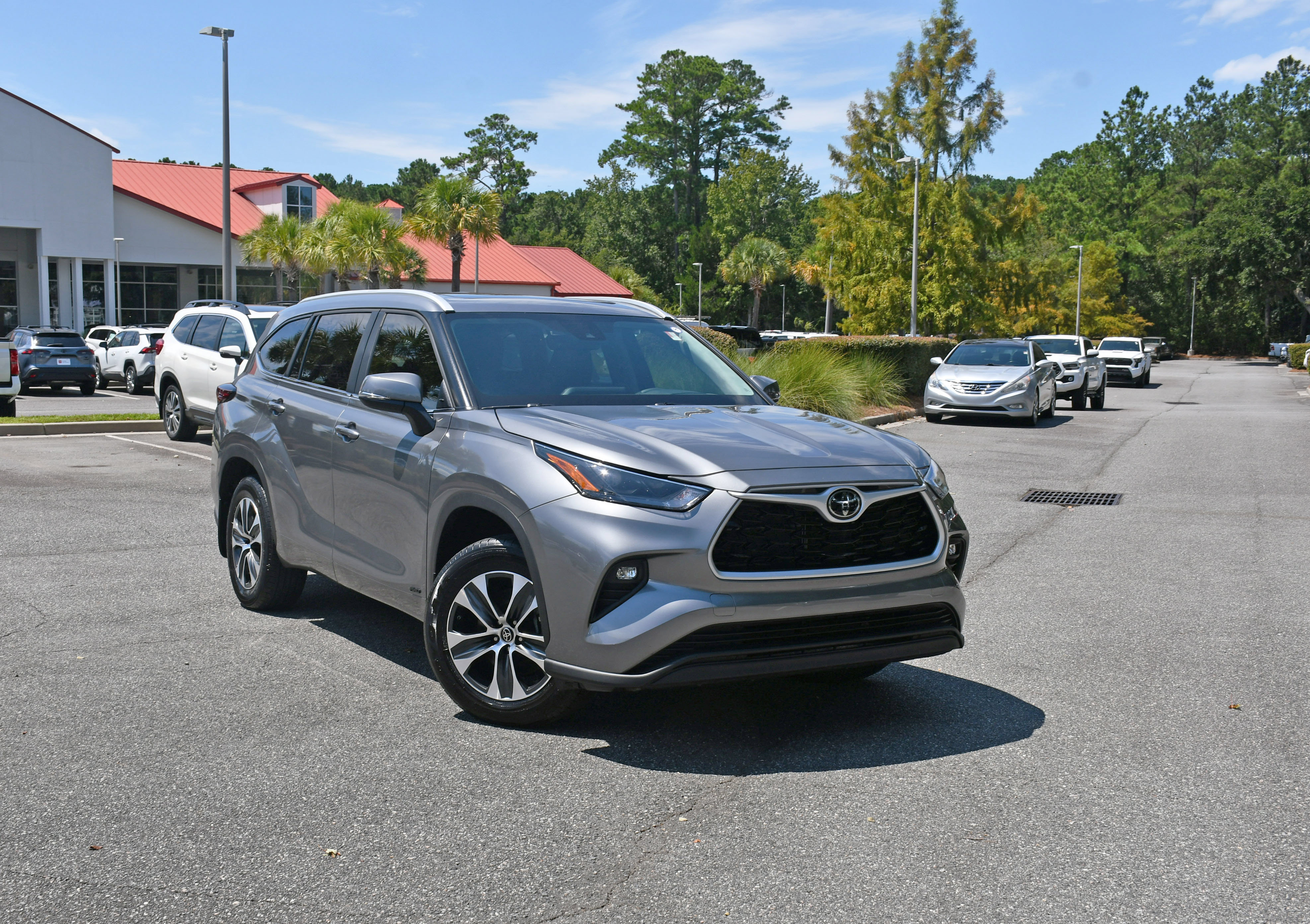 Used 2025 Toyota Highlander XLE AWD/4WD image 6