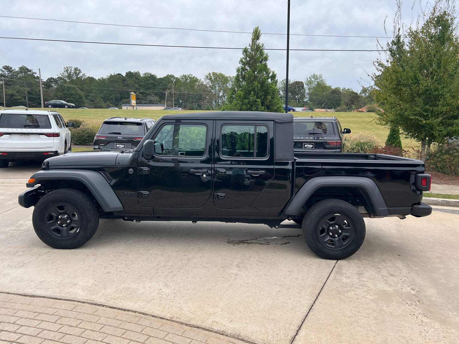 Used 2025 Jeep Gladiator Sport AWD/4WD image 11