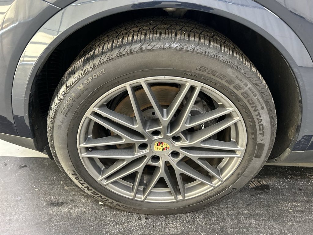 Certified 2024 Porsche Cayenne AWD/4WD image 8