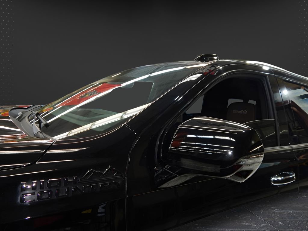 Used 2025 Chevrolet Suburban High Country image 13