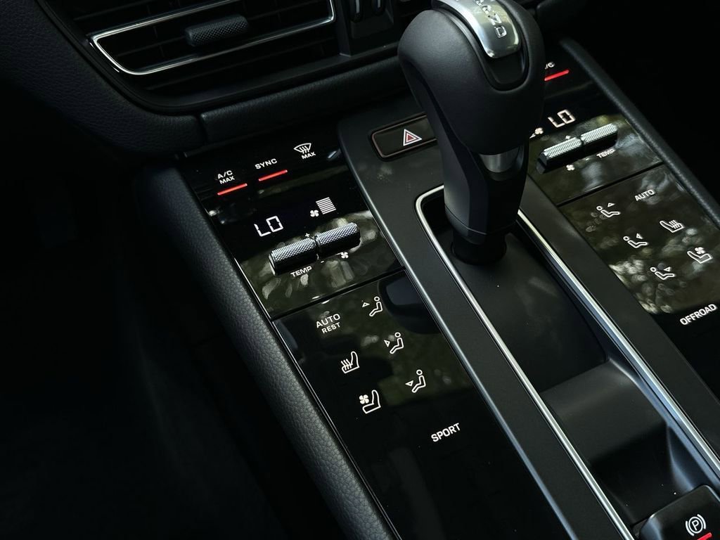 Certified 2025 Porsche Macan image 15
