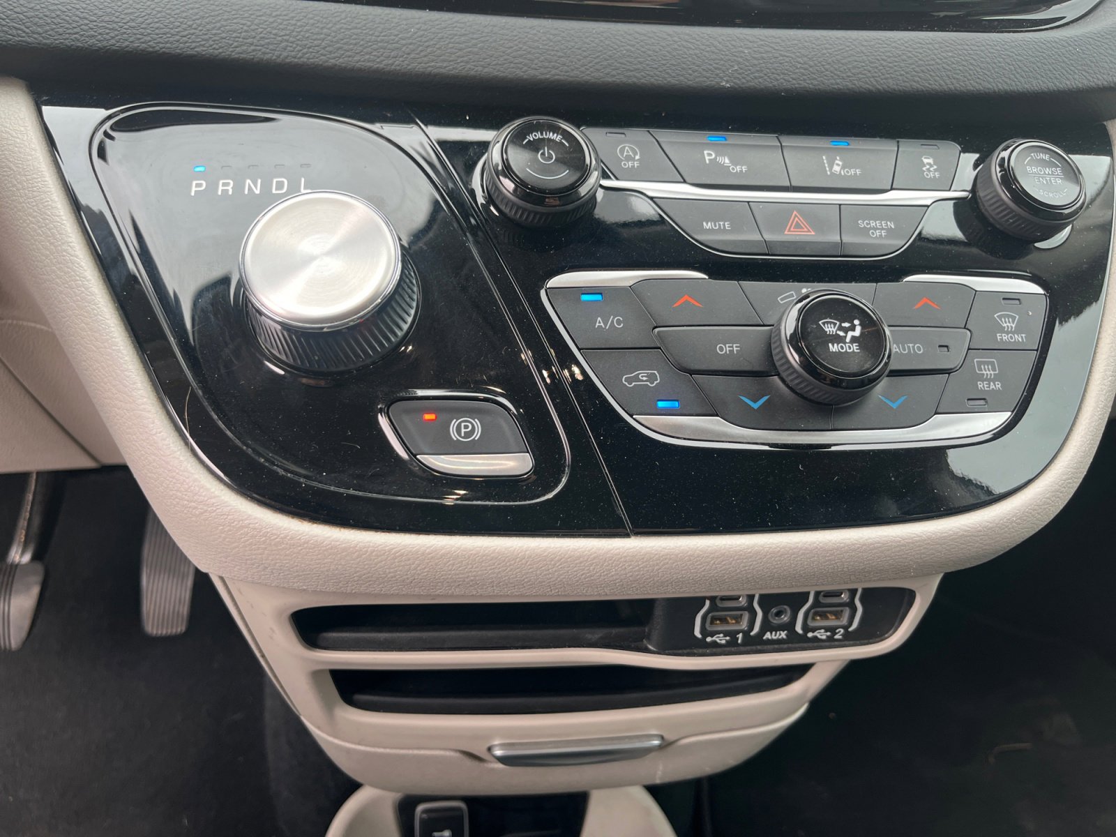 Certified 2023 Chrysler Pacifica Touring-L image 28