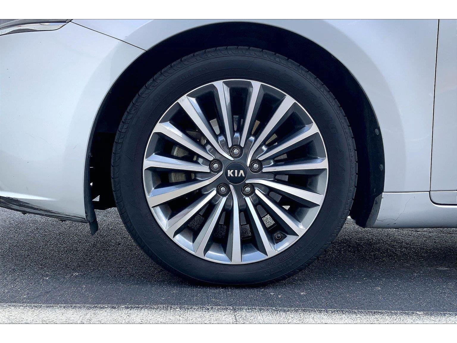 Used 2018 Kia Cadenza Premium w/ Luxury Package FWD image 8
