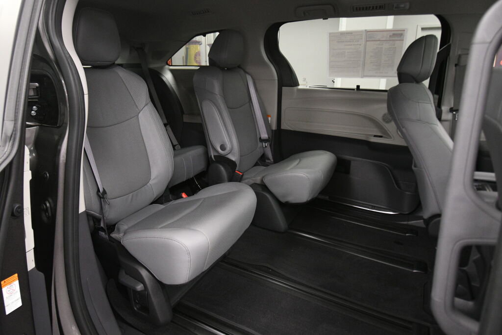 Used 2024 Toyota Sienna Limited image 27