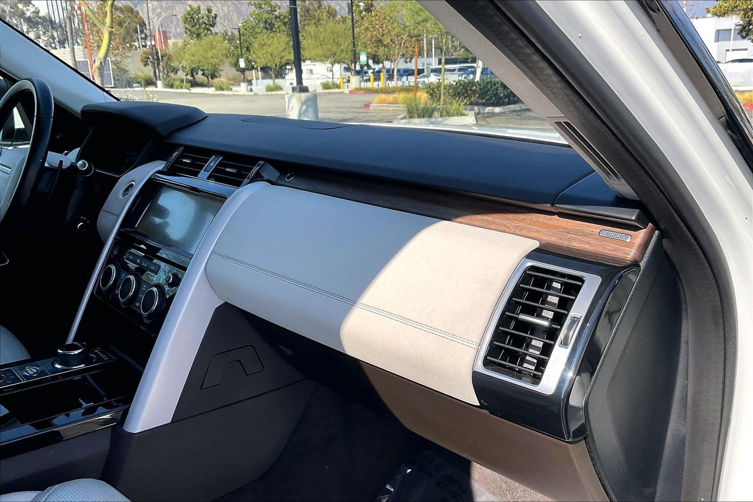 Used 2019 Land Rover Discovery HSE AWD/4WD image 18