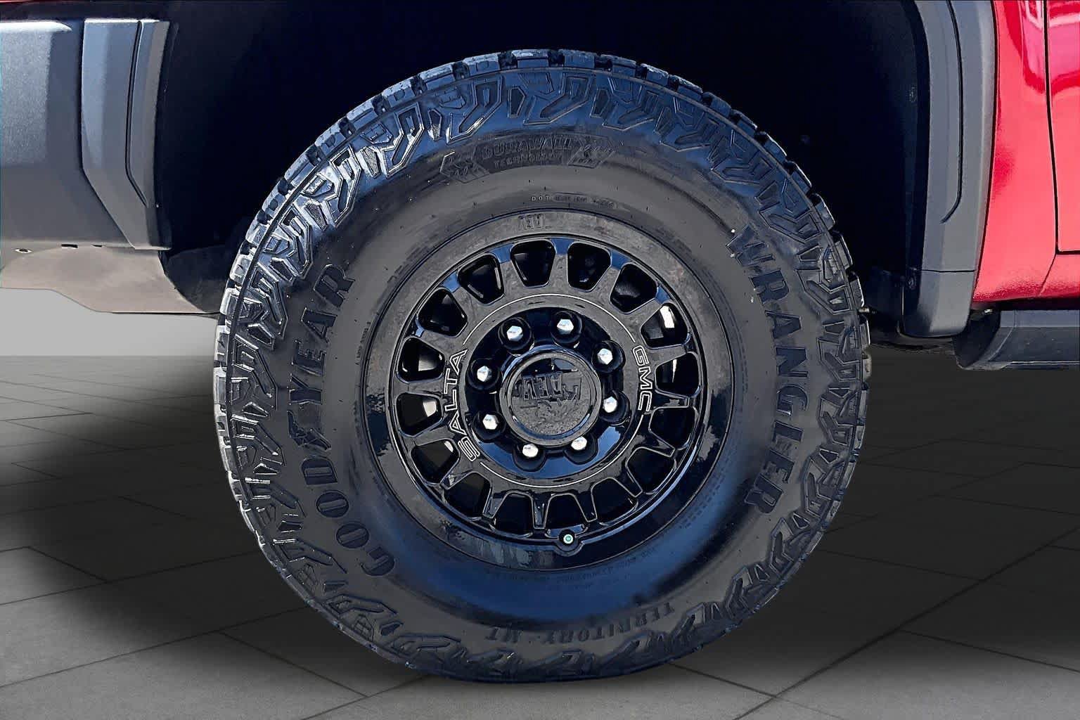 Used 2025 GMC Sierra 2500 AT4X w/ AT4X AEV Edition AWD/4WD image 13