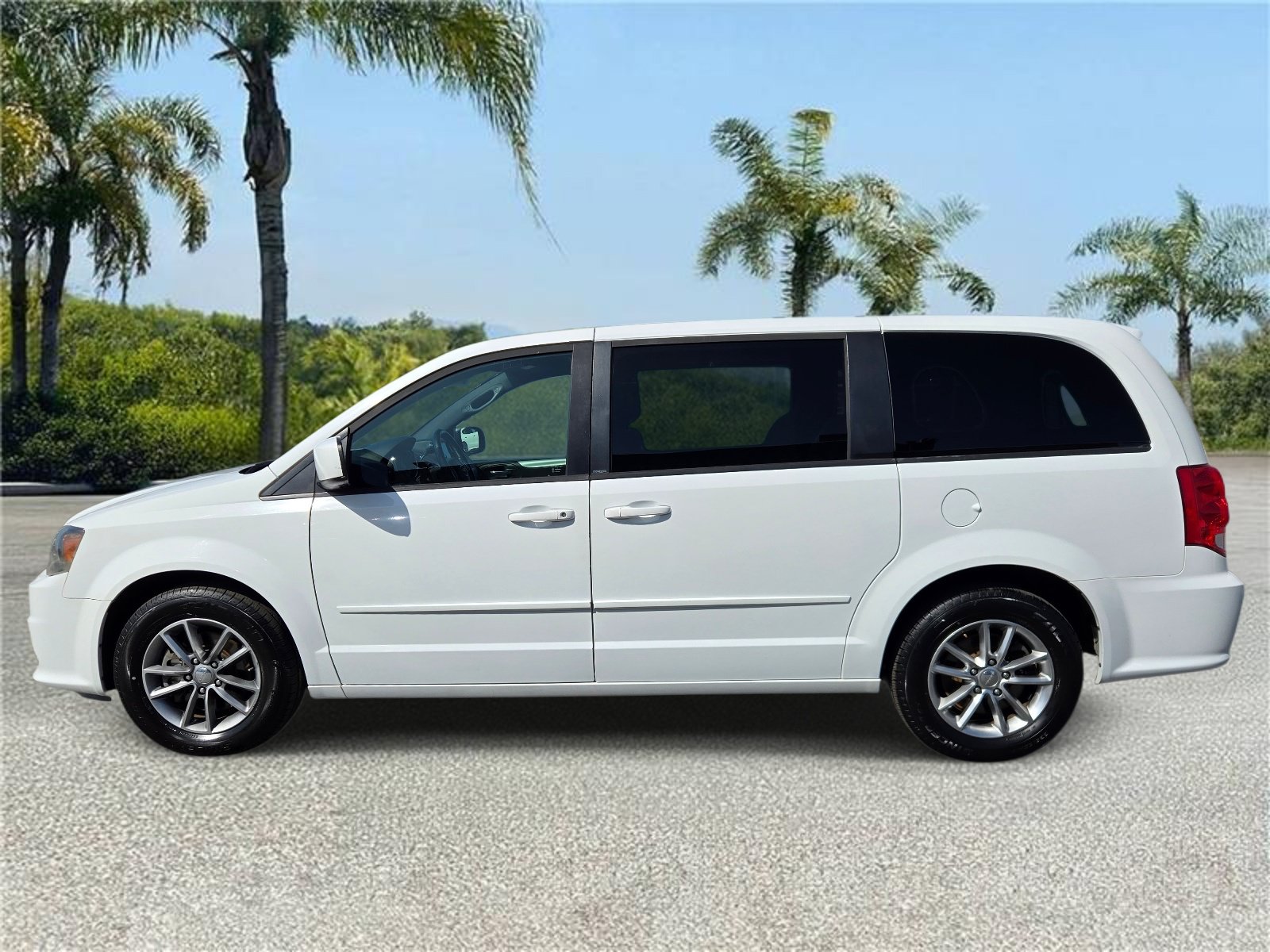 Used 2014 Dodge Grand Caravan R/T w/ Driver Convenience Group FWD image 2