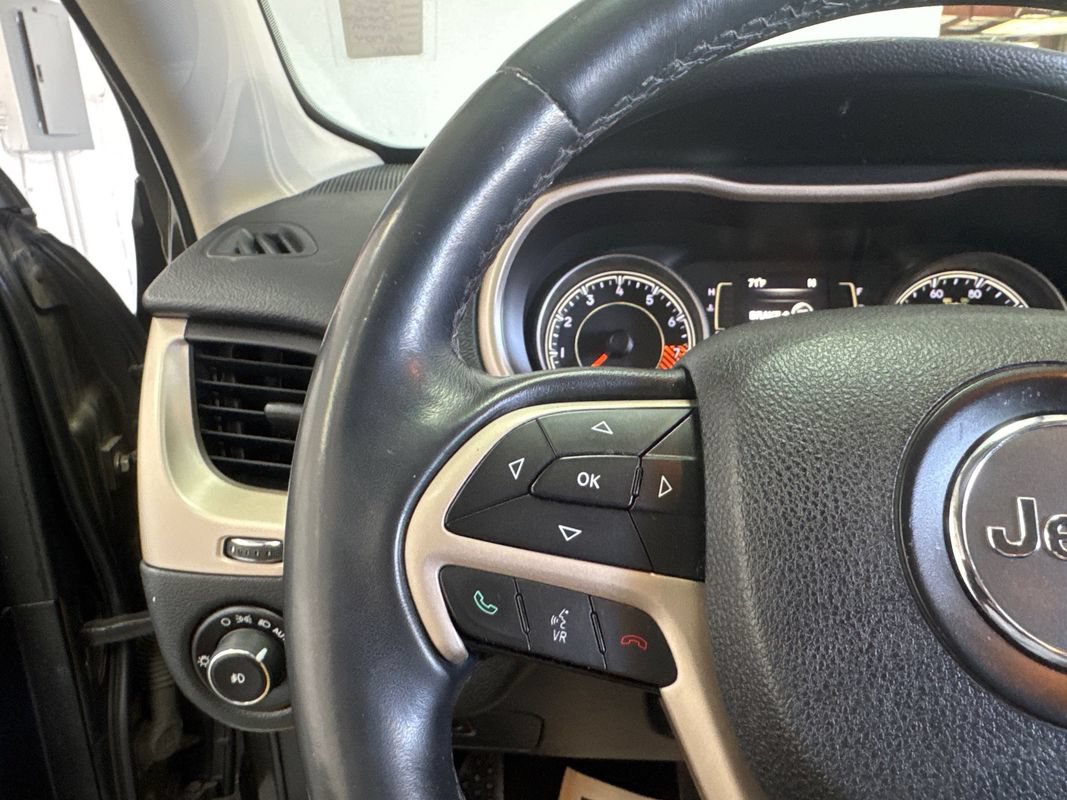 Used 2015 Jeep Cherokee Latitude w/ Comfort/Convenience Group AWD/4WD image 12