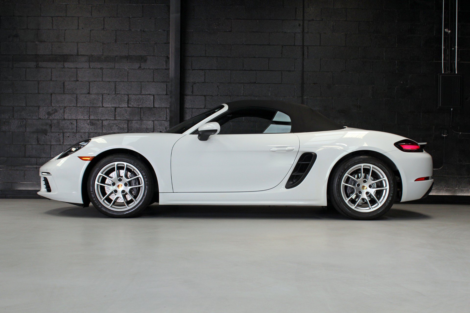 Used 2021 Porsche 718 Boxster w/ Premium Package RWD image 3