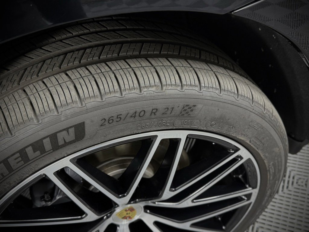 Certified 2025 Porsche Macan image 17