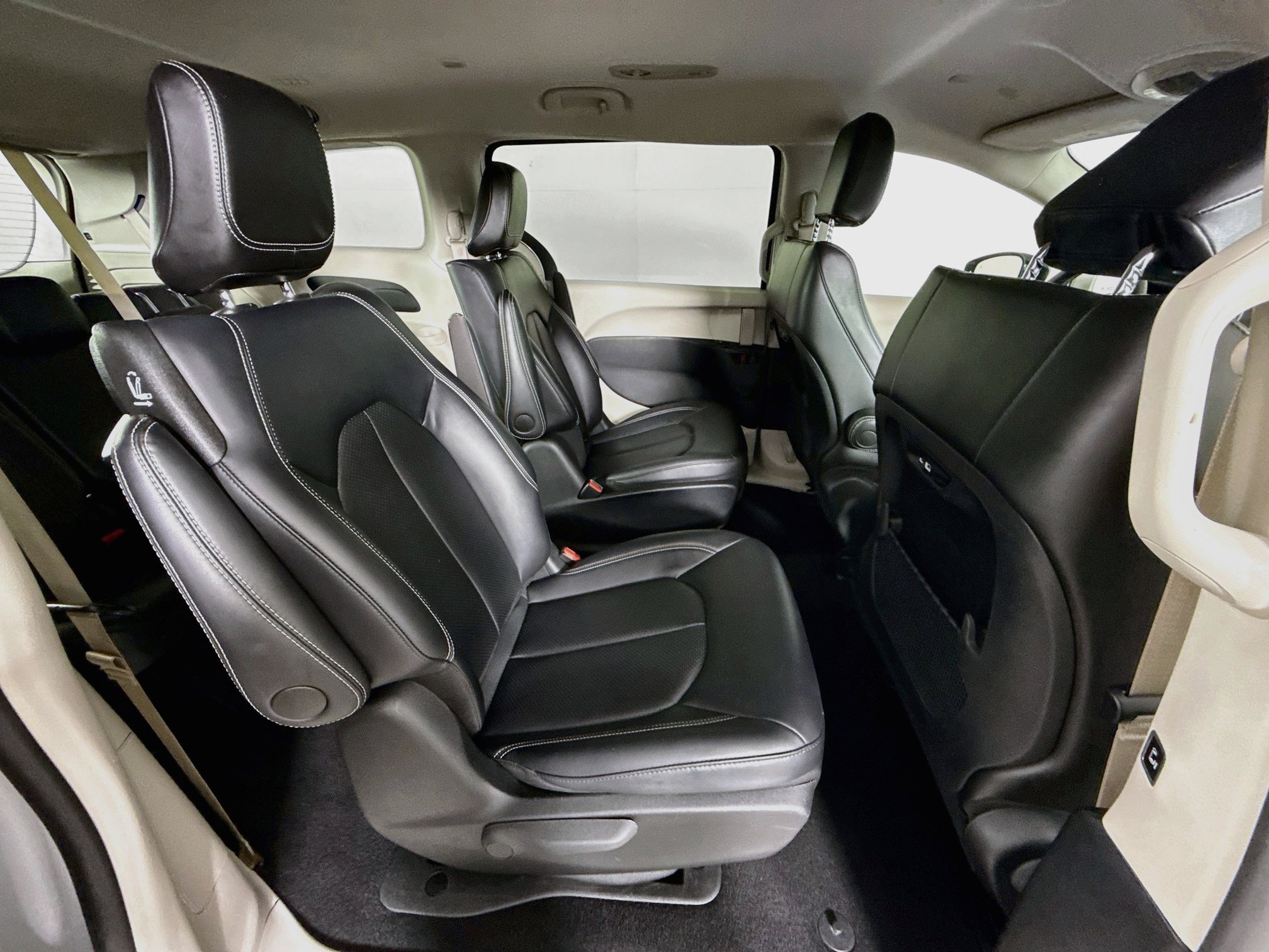 Used 2024 Chrysler Pacifica Limited FWD image 36
