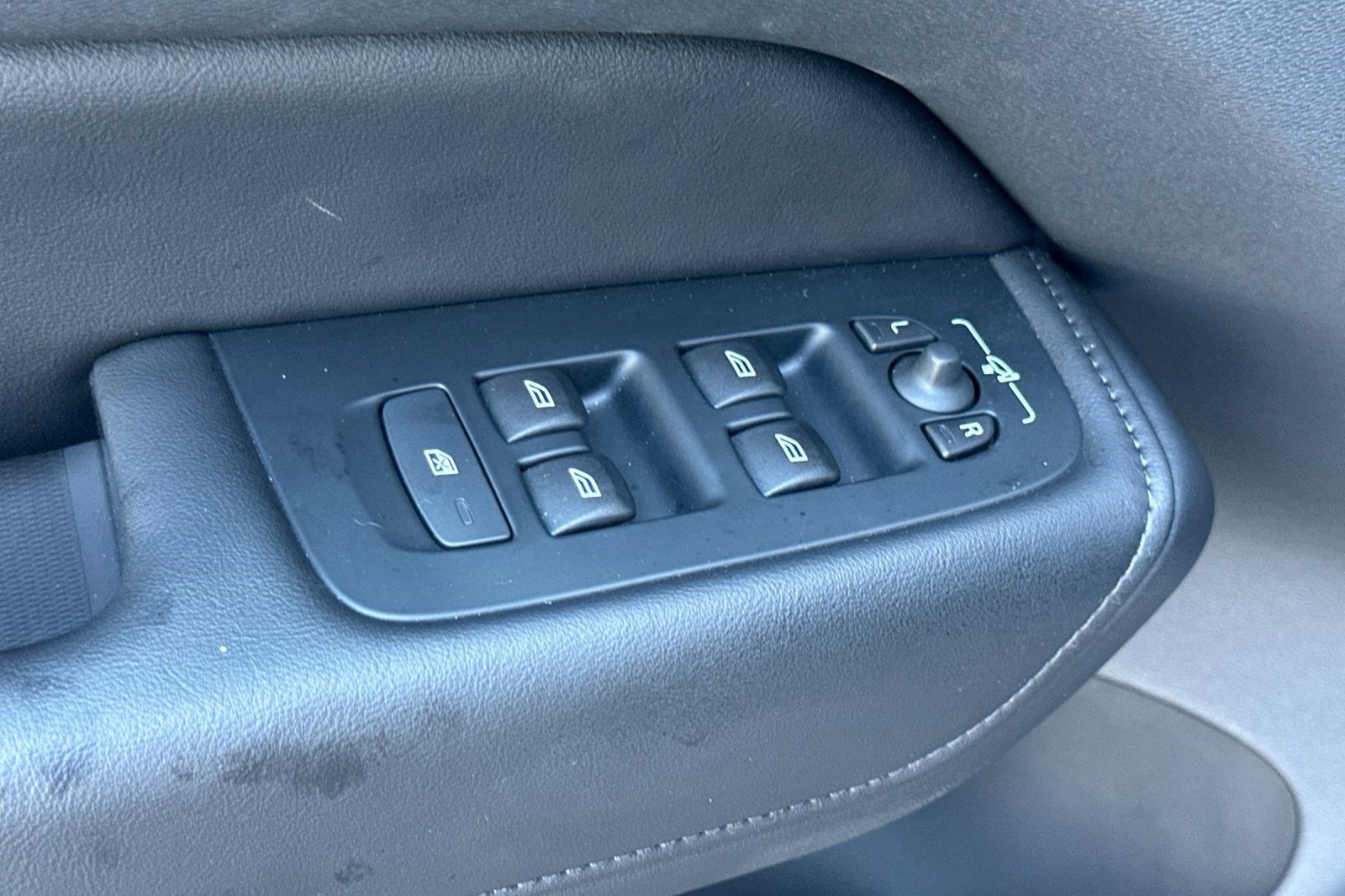 Used 2025 Volvo XC60 B5 Core image 13