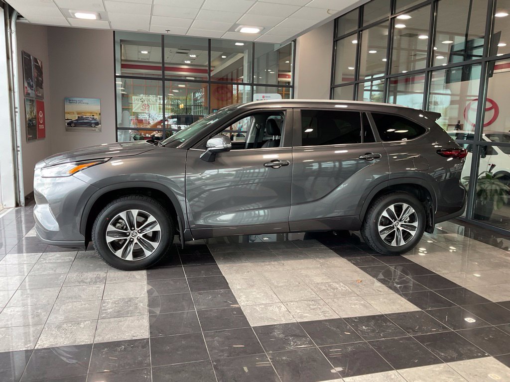 Certified 2025 Toyota Highlander XLE AWD/4WD image 3