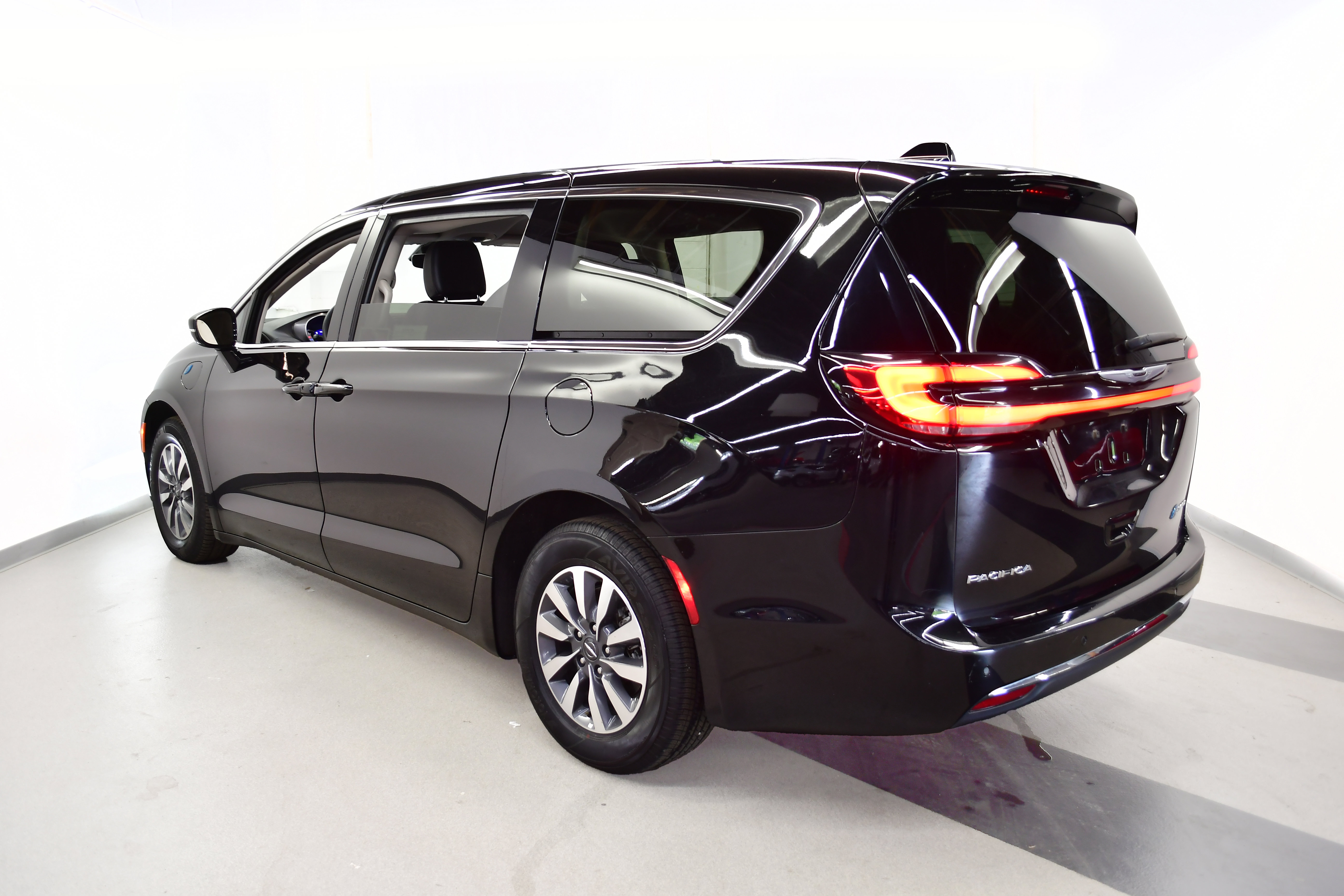 Used 2024 Chrysler Pacifica Limited FWD image 5
