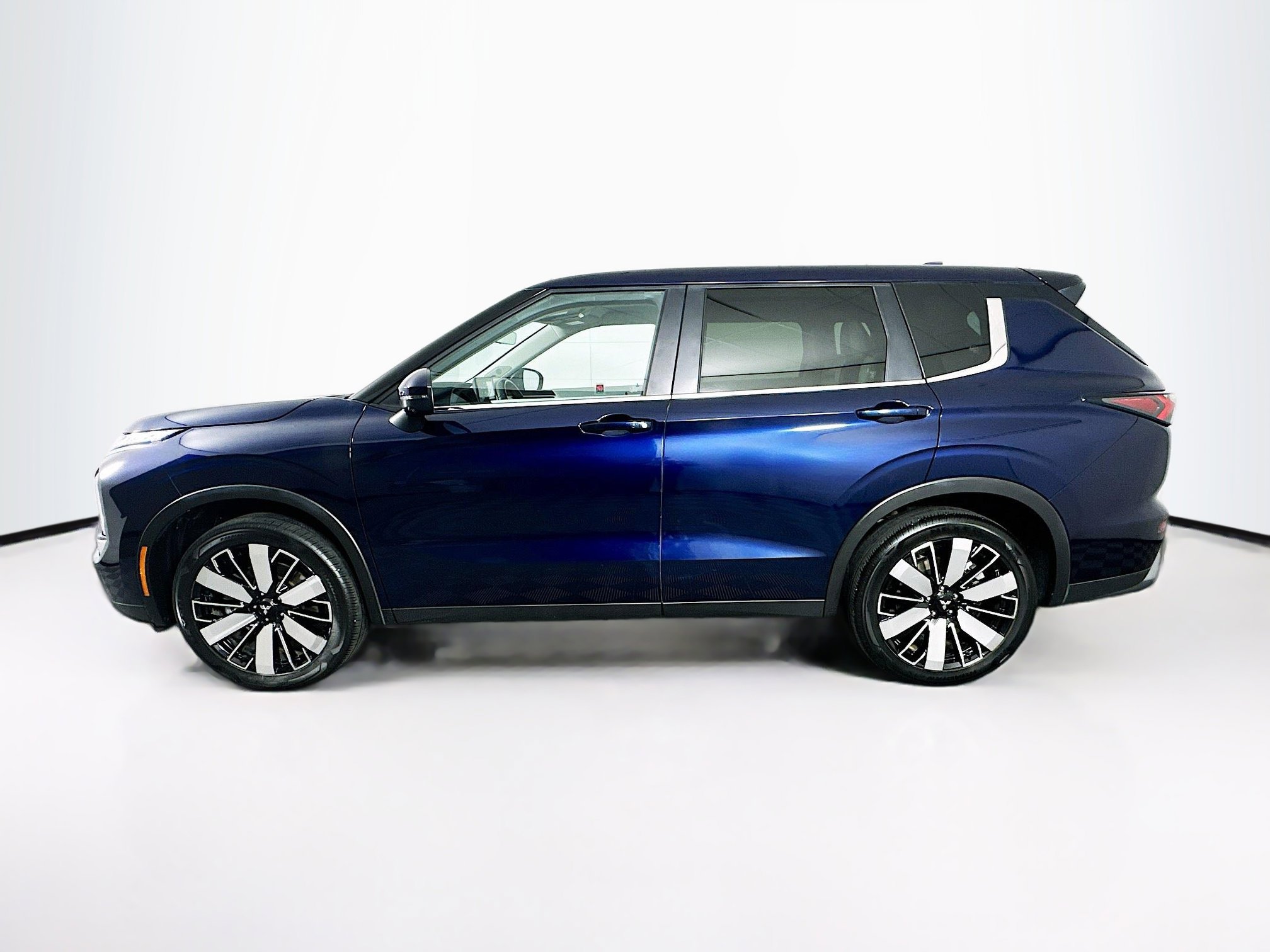 Used 2025 Mitsubishi Outlander SE AWD/4WD image 4