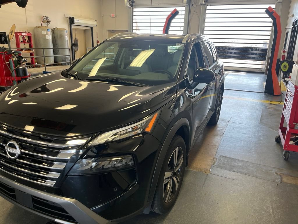 Used 2025 Nissan Rogue SL AWD/4WD image 2