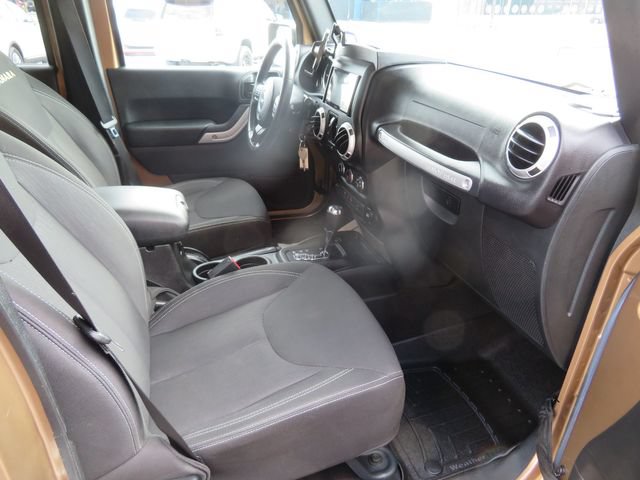 Used 2015 Jeep Wrangler Unlimited Sahara w/ Connectivity Group AWD/4WD image 14