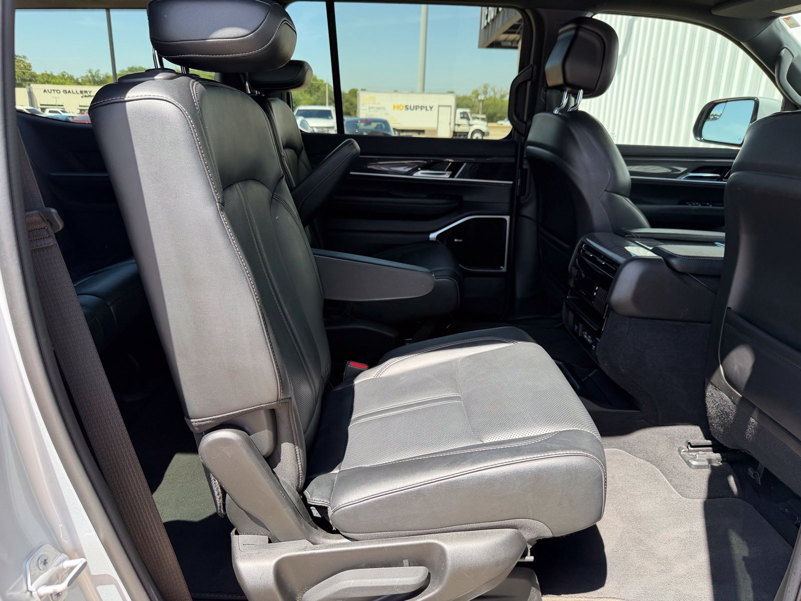 Used 2022 Jeep Wagoneer Series III w/ Premium Group I AWD/4WD image 26