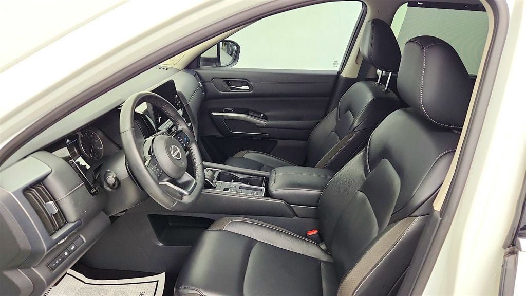 Used 2024 Nissan Pathfinder SL w/ SL Premium Package FWD image 16