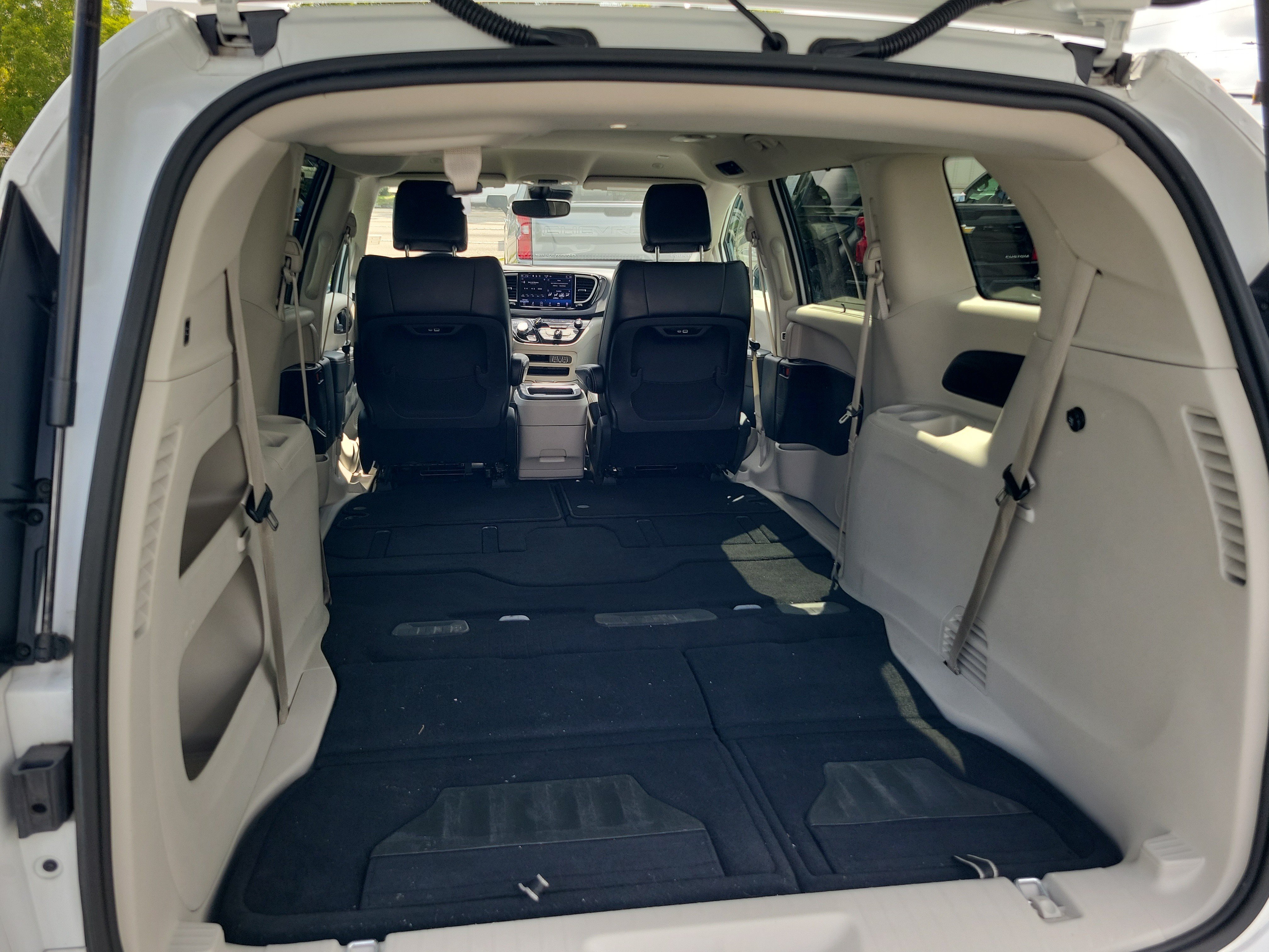 Used 2024 Chrysler Pacifica Touring-L FWD image 6