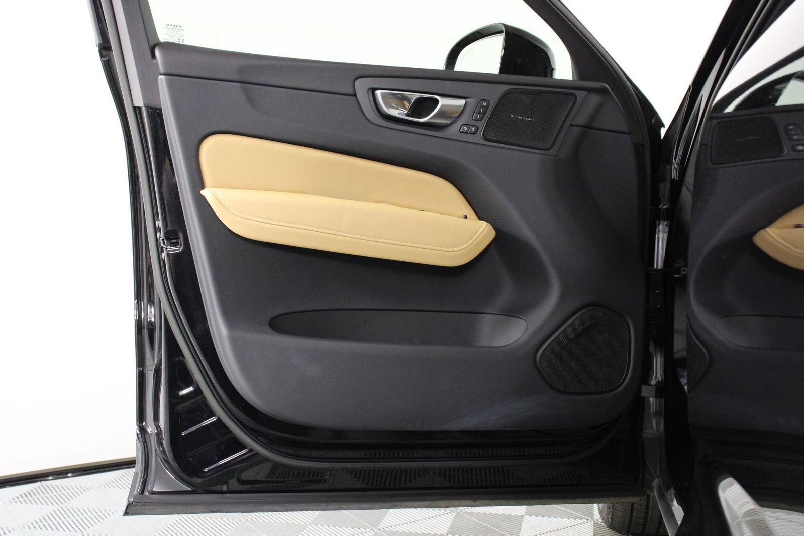 Certified 2023 Volvo XC60 B5 Ultimate w/ Climate Package image 17