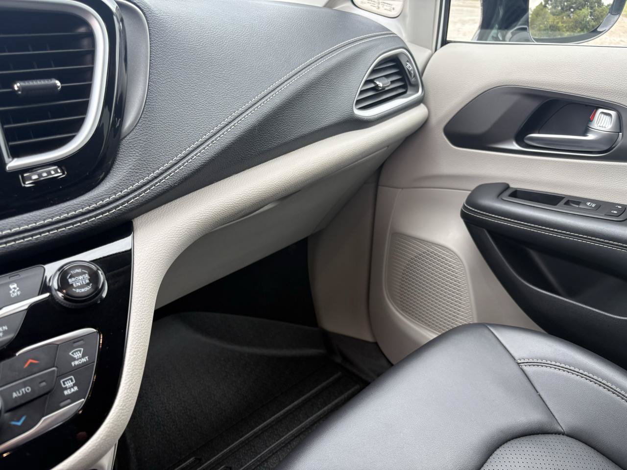 Used 2024 Chrysler Pacifica Limited FWD image 25