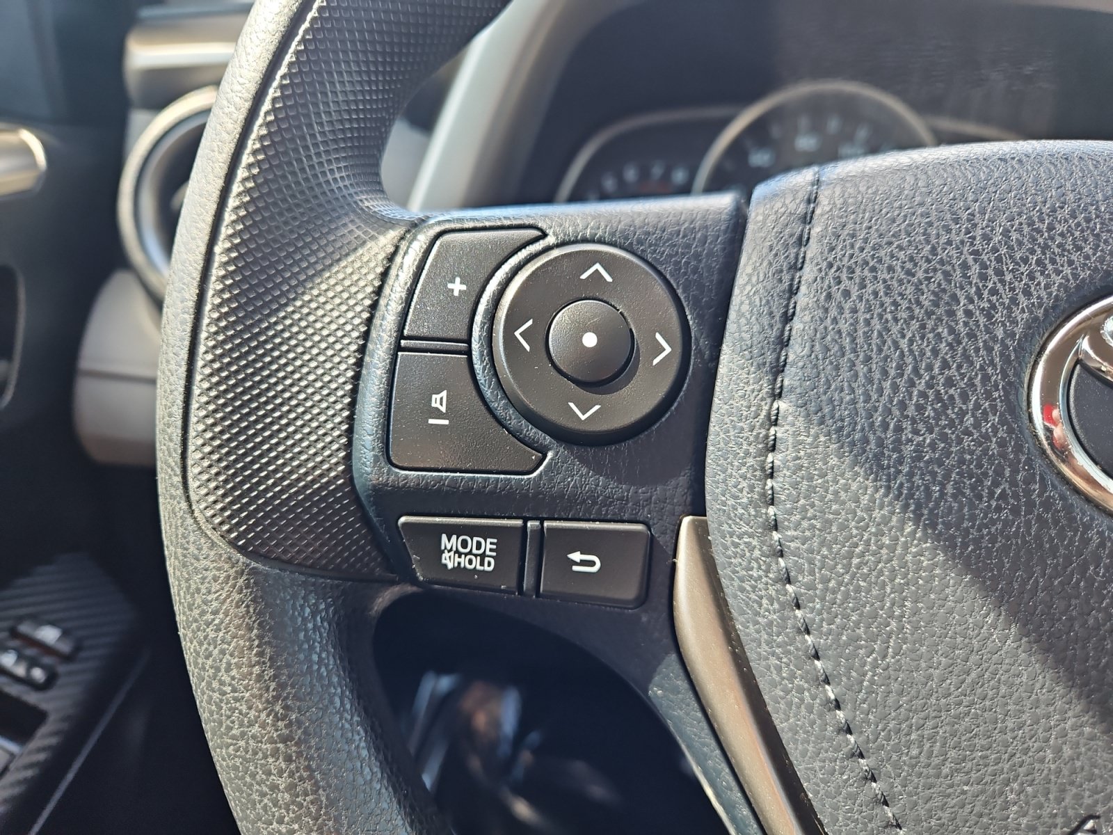 Used 2014 Toyota RAV4 LE FWD image 23