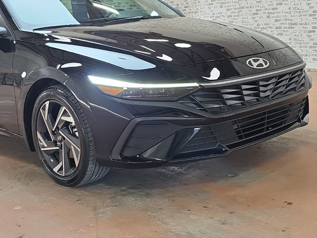 Certified 2025 Hyundai Elantra Sport image 7