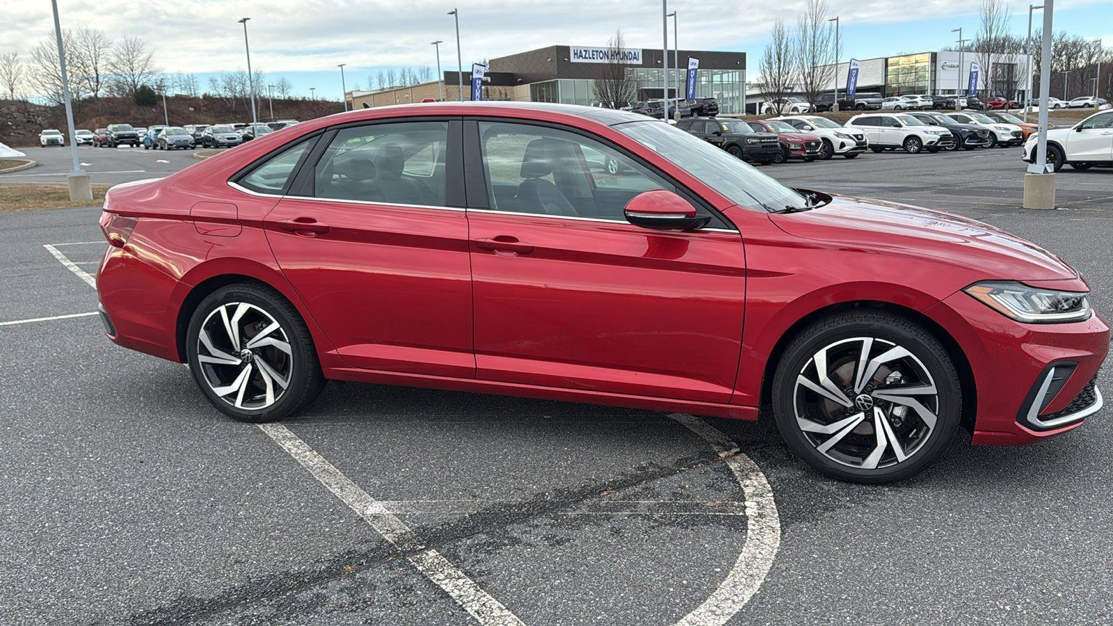 Used 2025 Volkswagen Jetta SEL image 3